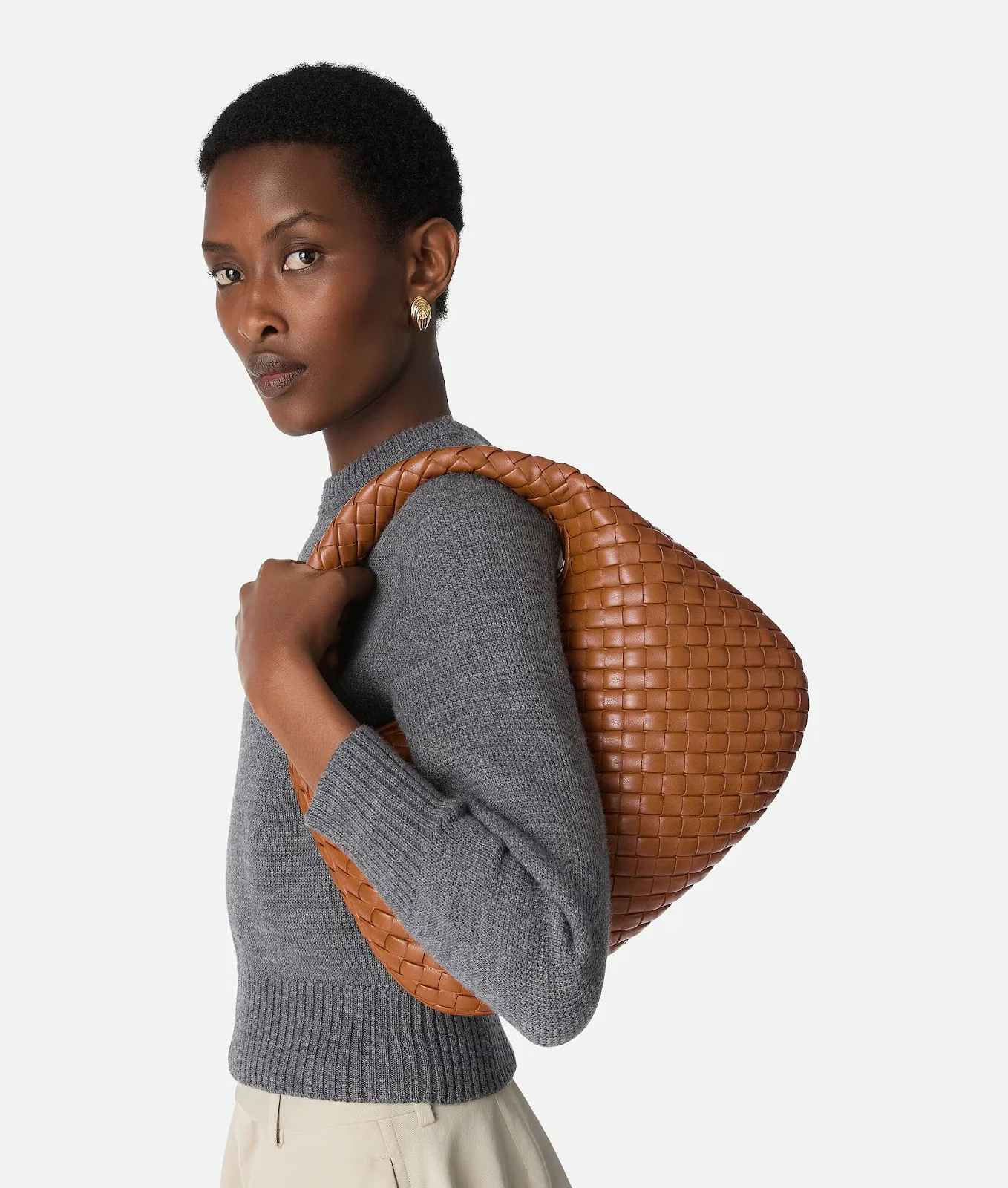 Bottega Veneta Veneta bag in the new Maxi size for the oversized trend
