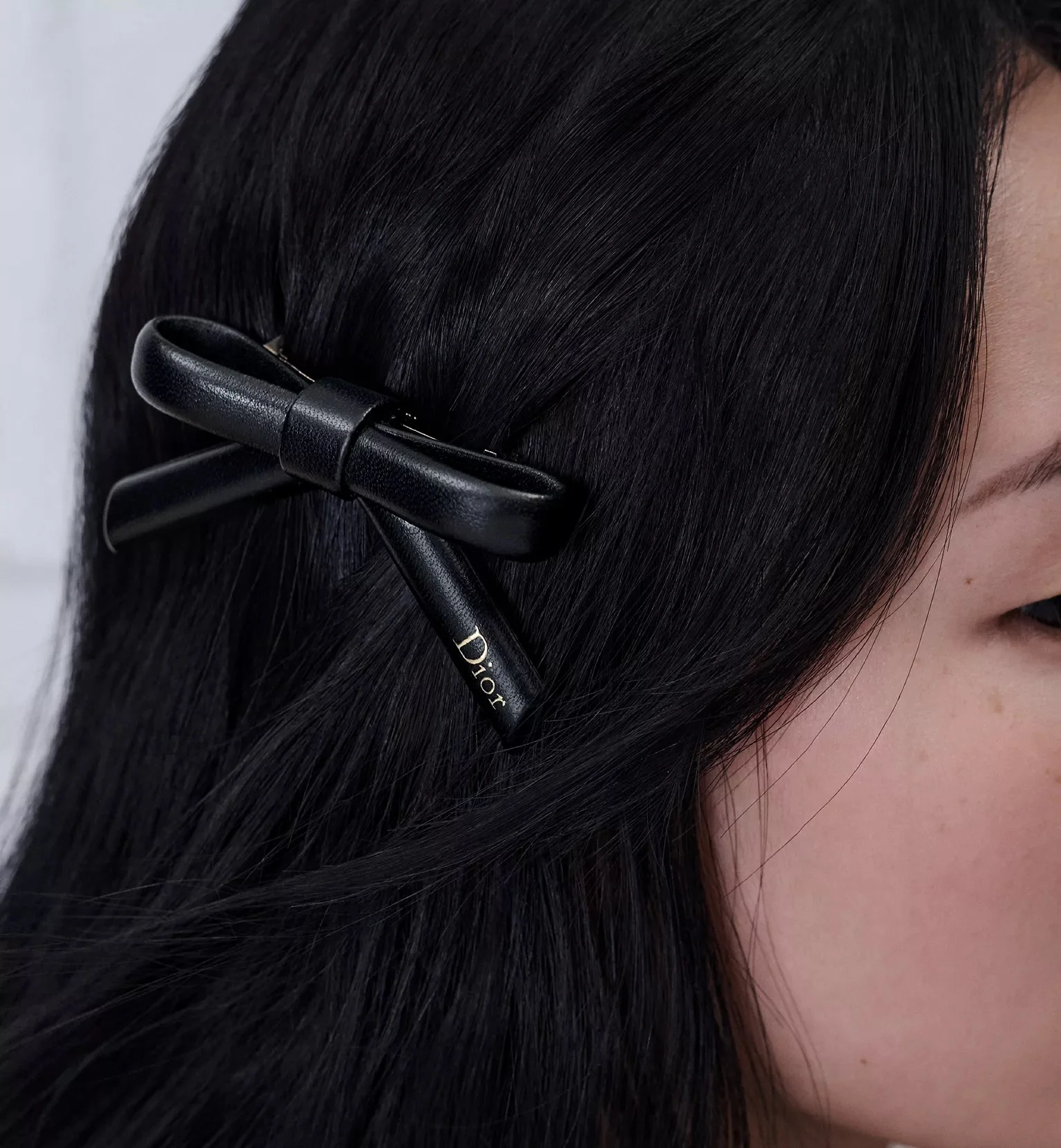 กิ๊บติดผม Dior My Dior Barrette และกิ๊บโลหะโลโก้สามเหลี่ยม Prada Metal Hair Pins